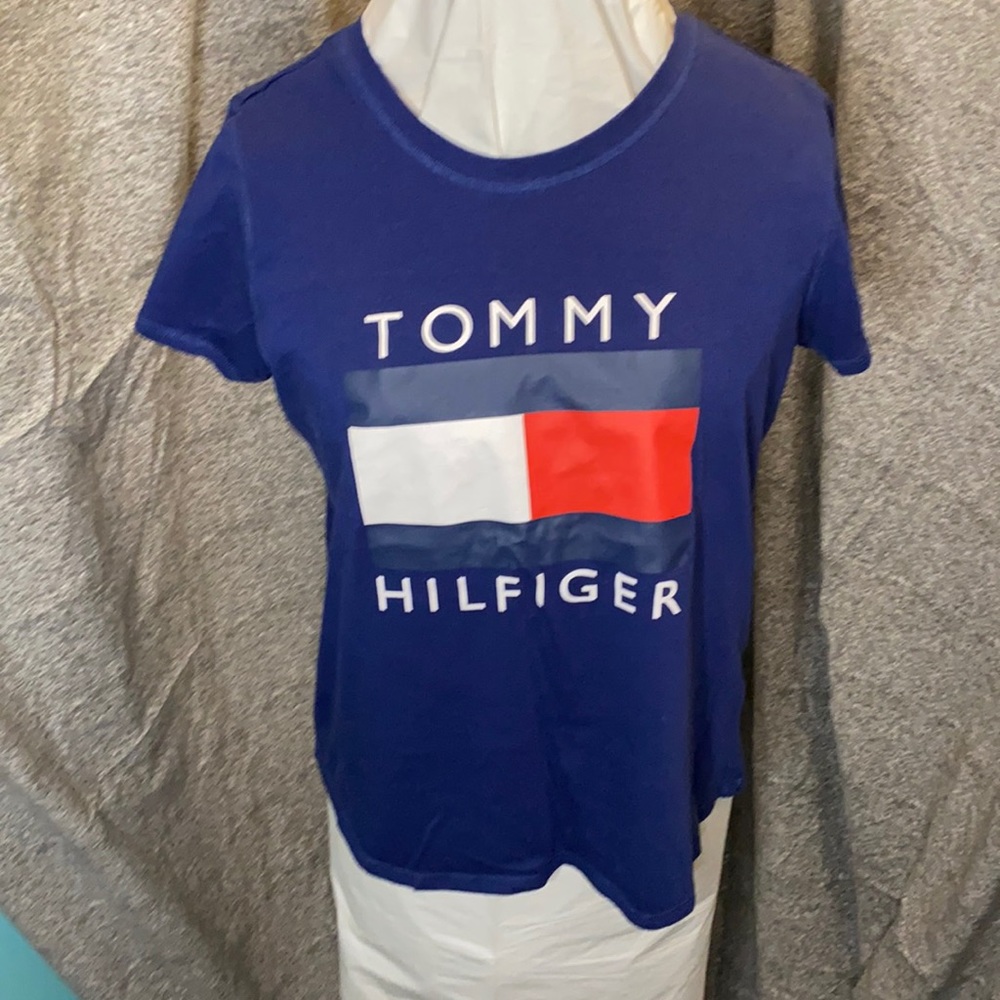 🌺EUC: Tommy Hilfiger ladies tee size L🌺
